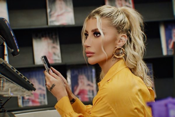İrem Derici, Sevgilisi Melih Kunukcu ile Yeni Pozunu Paylaştı